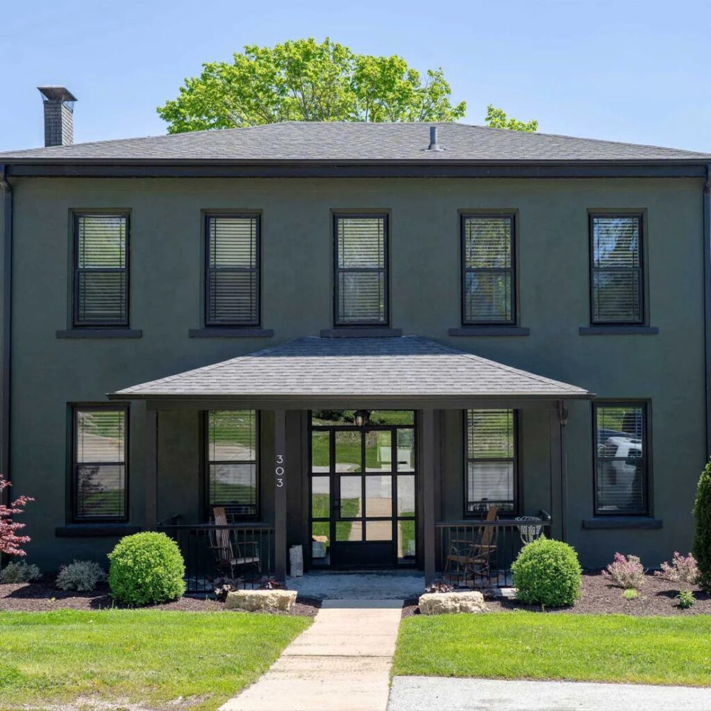 Two Lanes Guest House LeClaire