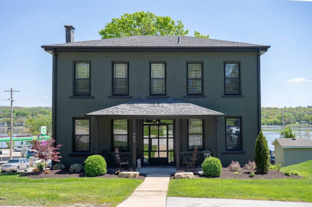 Two Lanes Guest House LeClaire