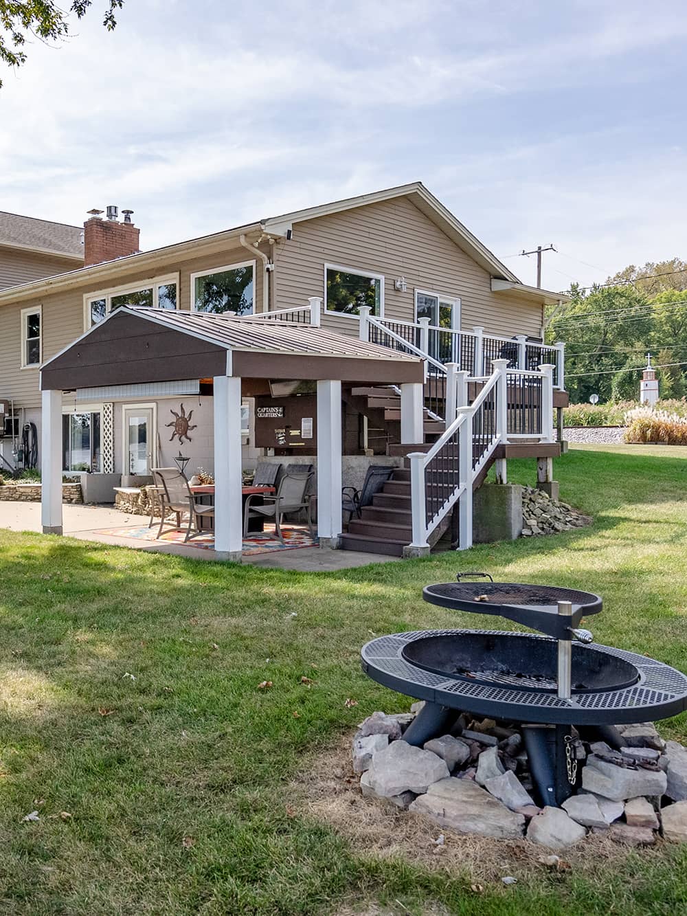 The back yard of Driftwood Retreat, with a fire pit and seating area.